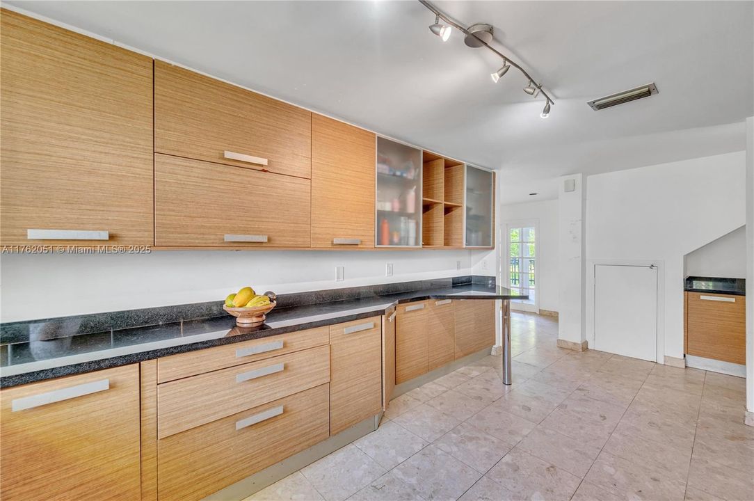 最近售出: $1,650,000 (3 贝兹, 3 浴室, 2768 平方英尺)