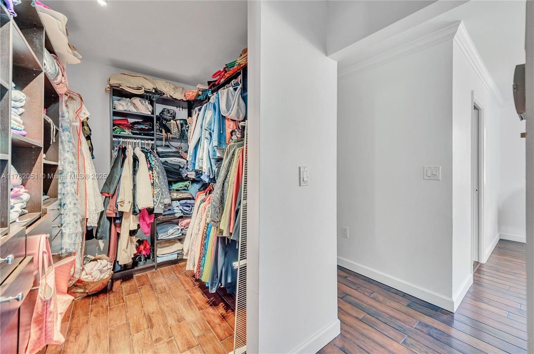 最近售出: $1,650,000 (3 贝兹, 3 浴室, 2768 平方英尺)