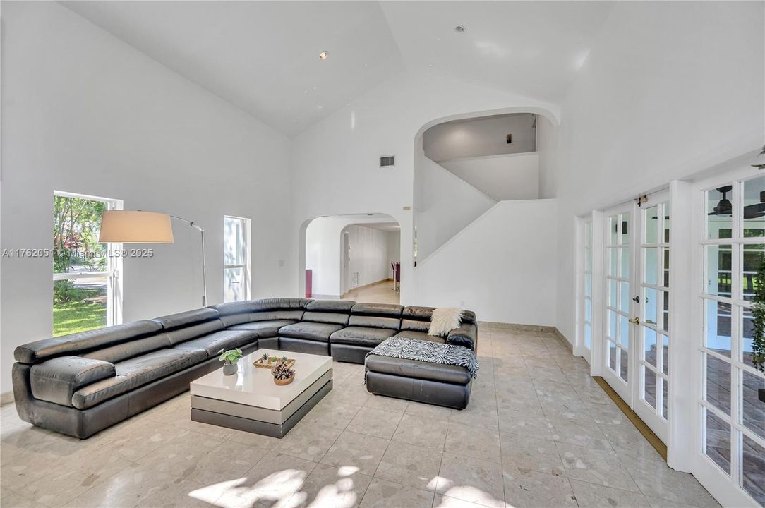 最近售出: $1,650,000 (3 贝兹, 3 浴室, 2768 平方英尺)