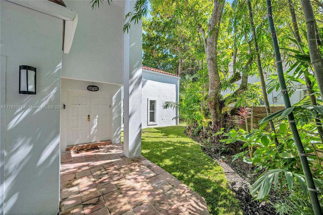 最近售出: $1,650,000 (3 贝兹, 3 浴室, 2768 平方英尺)