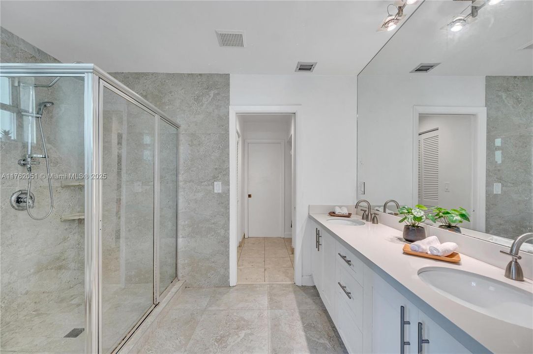 最近售出: $1,650,000 (3 贝兹, 3 浴室, 2768 平方英尺)