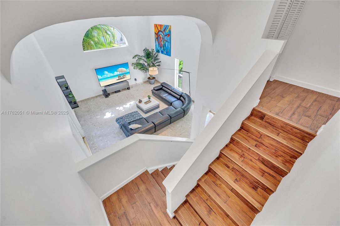 最近售出: $1,650,000 (3 贝兹, 3 浴室, 2768 平方英尺)