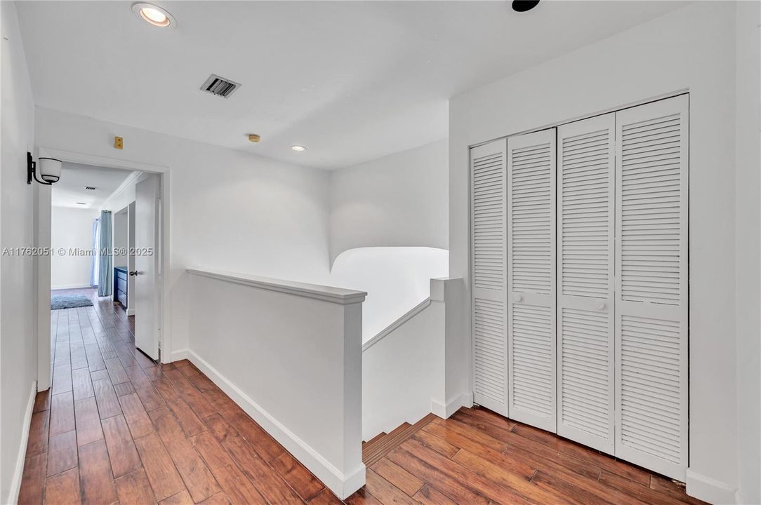 最近售出: $1,650,000 (3 贝兹, 3 浴室, 2768 平方英尺)