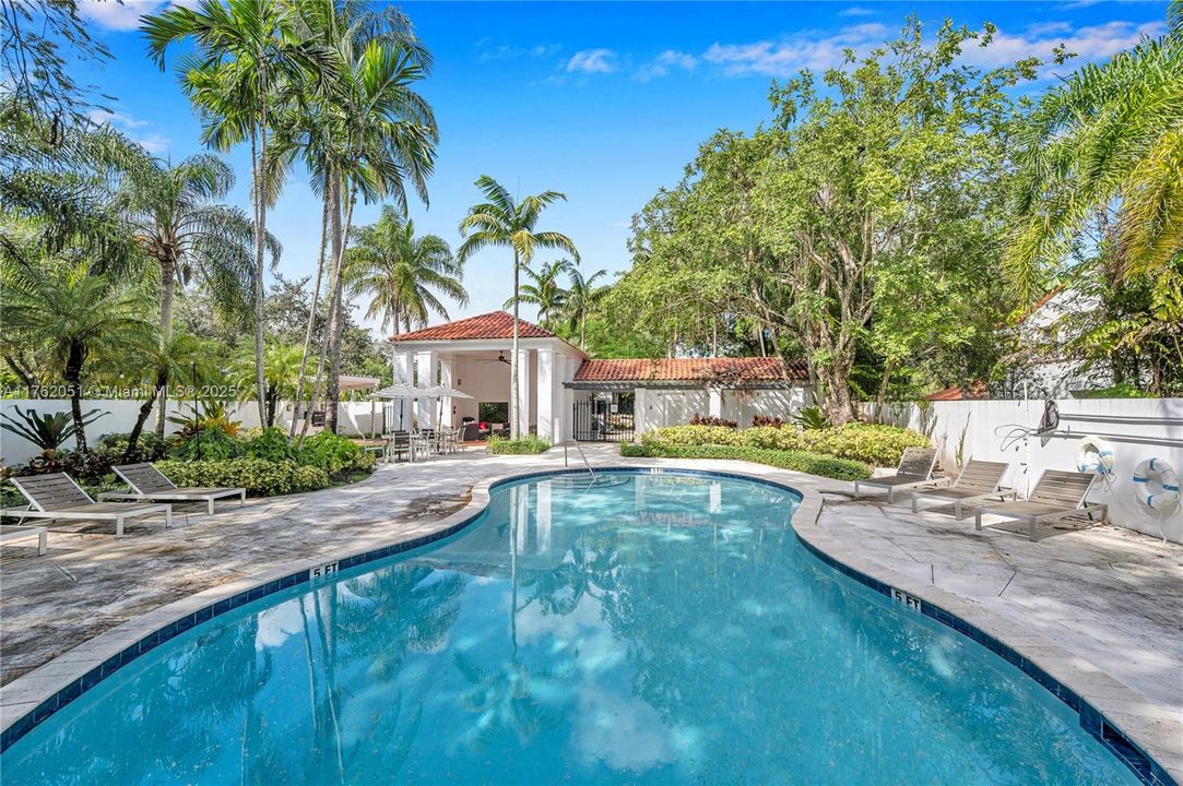 最近售出: $1,650,000 (3 贝兹, 3 浴室, 2768 平方英尺)