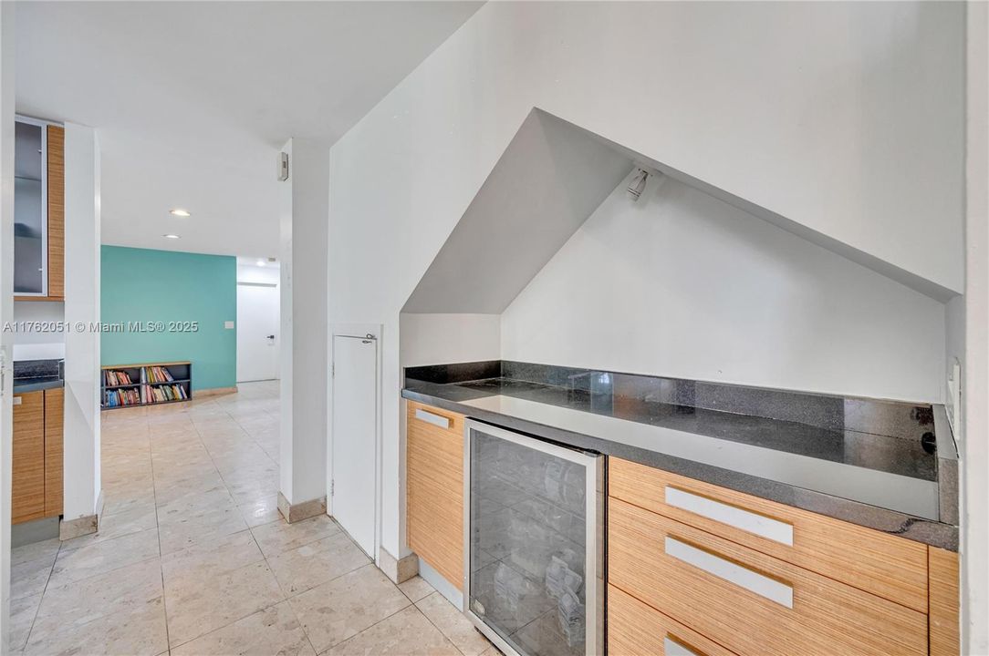 最近售出: $1,650,000 (3 贝兹, 3 浴室, 2768 平方英尺)