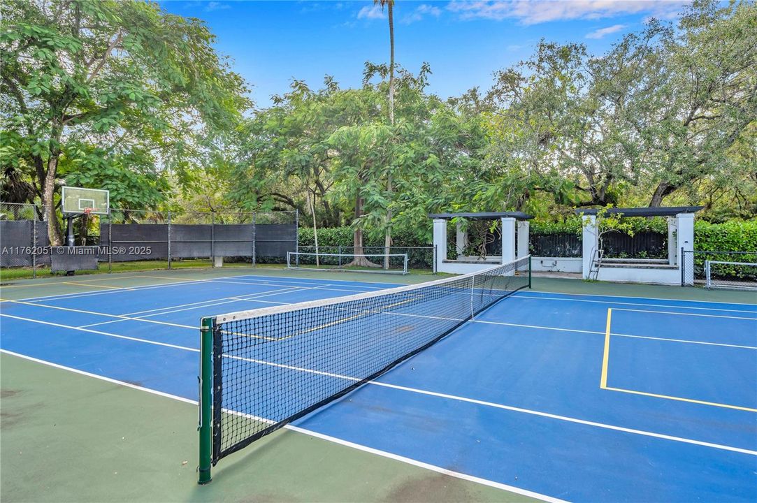 最近售出: $1,650,000 (3 贝兹, 3 浴室, 2768 平方英尺)