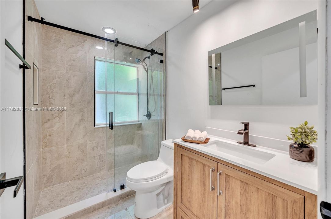 最近售出: $1,650,000 (3 贝兹, 3 浴室, 2768 平方英尺)