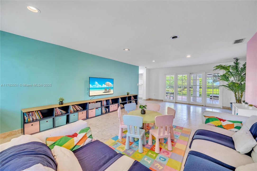 最近售出: $1,650,000 (3 贝兹, 3 浴室, 2768 平方英尺)