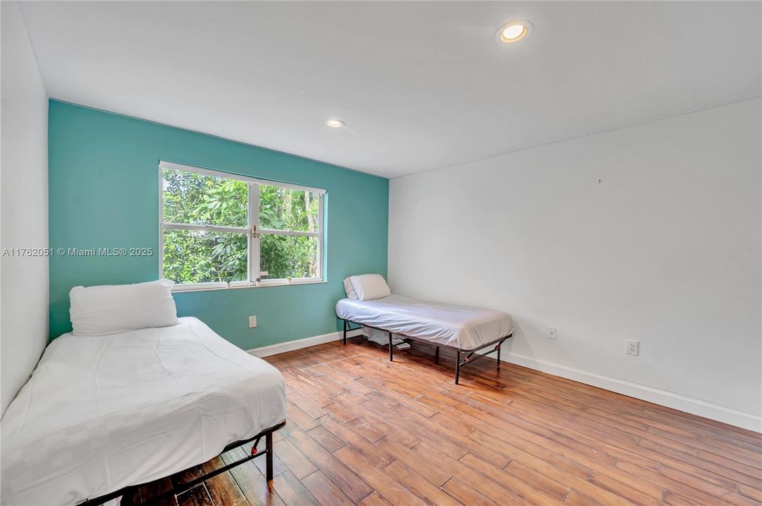 最近售出: $1,650,000 (3 贝兹, 3 浴室, 2768 平方英尺)