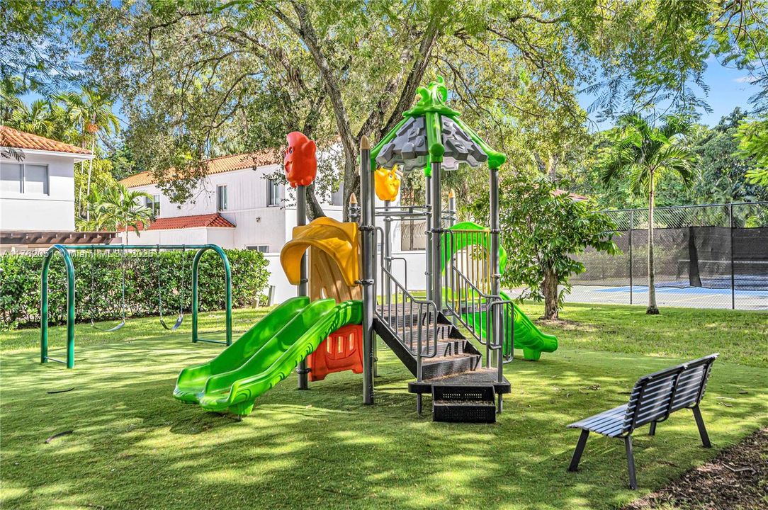 最近售出: $1,650,000 (3 贝兹, 3 浴室, 2768 平方英尺)