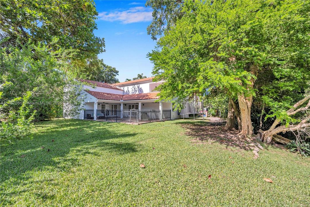 最近售出: $1,650,000 (3 贝兹, 3 浴室, 2768 平方英尺)