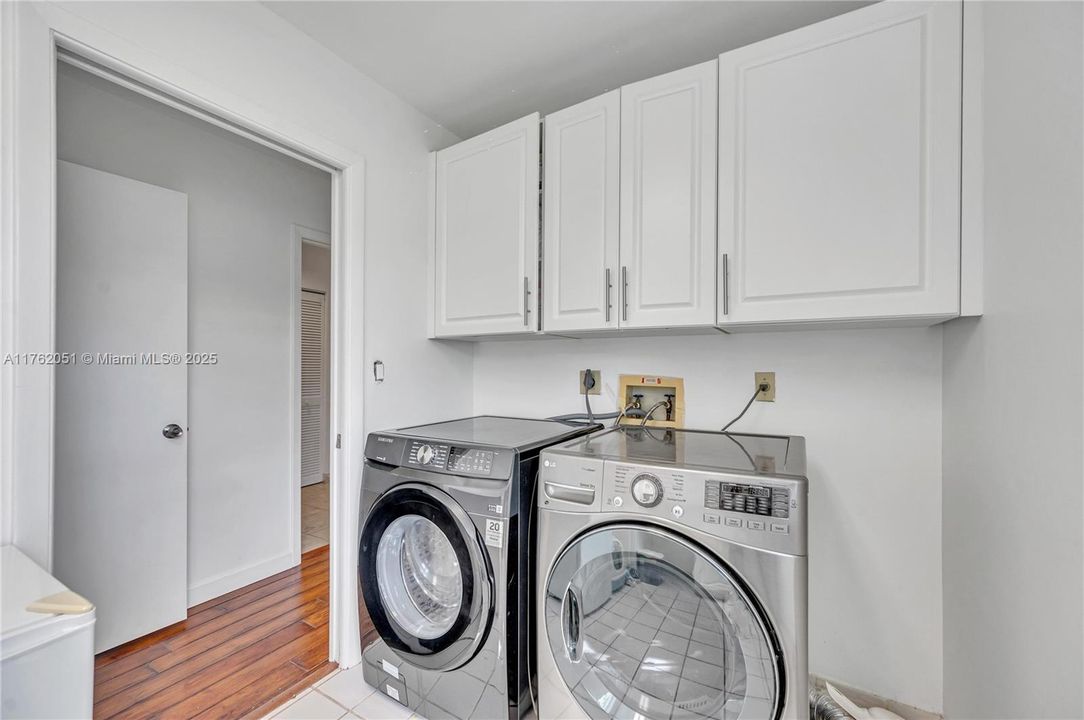 最近售出: $1,650,000 (3 贝兹, 3 浴室, 2768 平方英尺)