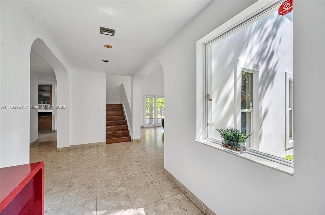 最近售出: $1,650,000 (3 贝兹, 3 浴室, 2768 平方英尺)