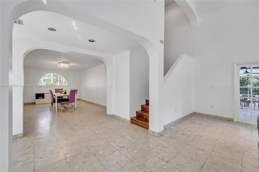 最近售出: $1,650,000 (3 贝兹, 3 浴室, 2768 平方英尺)