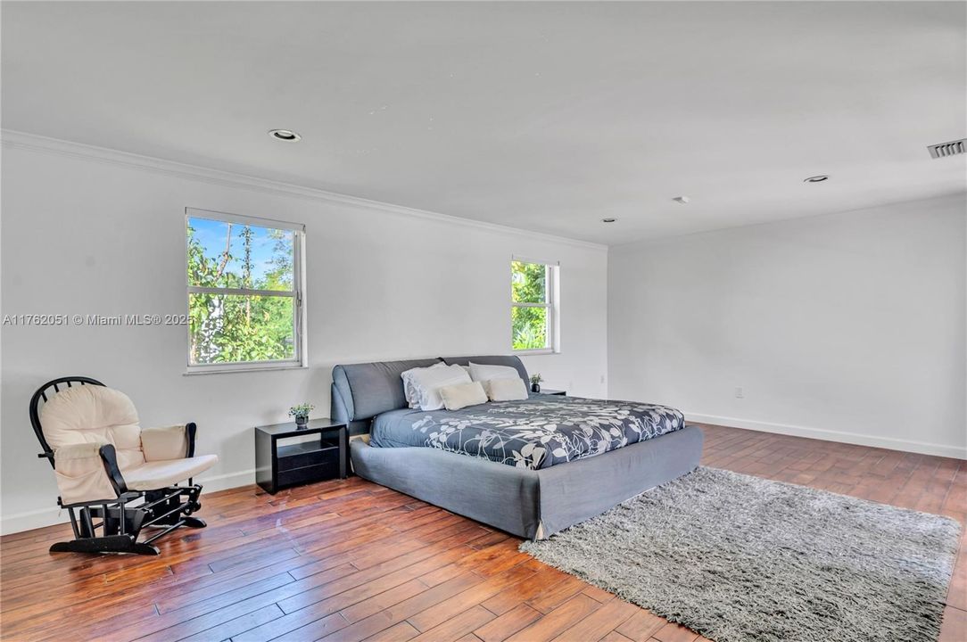 最近售出: $1,650,000 (3 贝兹, 3 浴室, 2768 平方英尺)