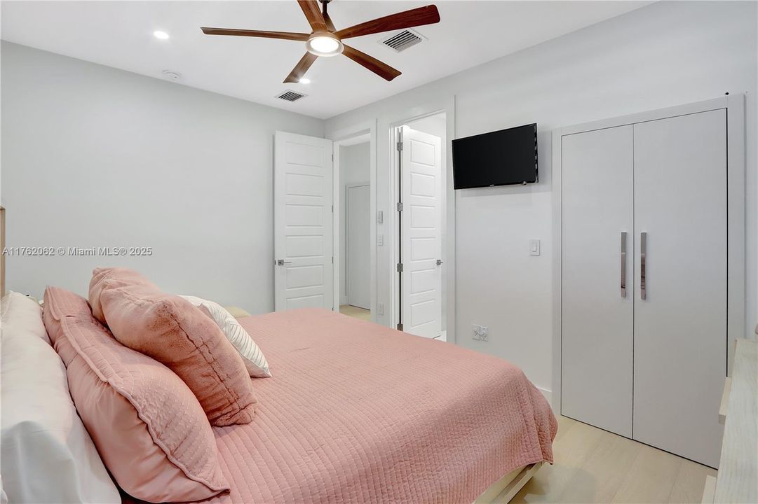 Recently Sold: $1,299,000 (5 beds, 5 baths, 3441 Square Feet)