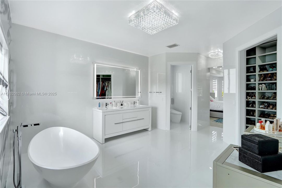 Recently Sold: $1,299,000 (5 beds, 5 baths, 3441 Square Feet)