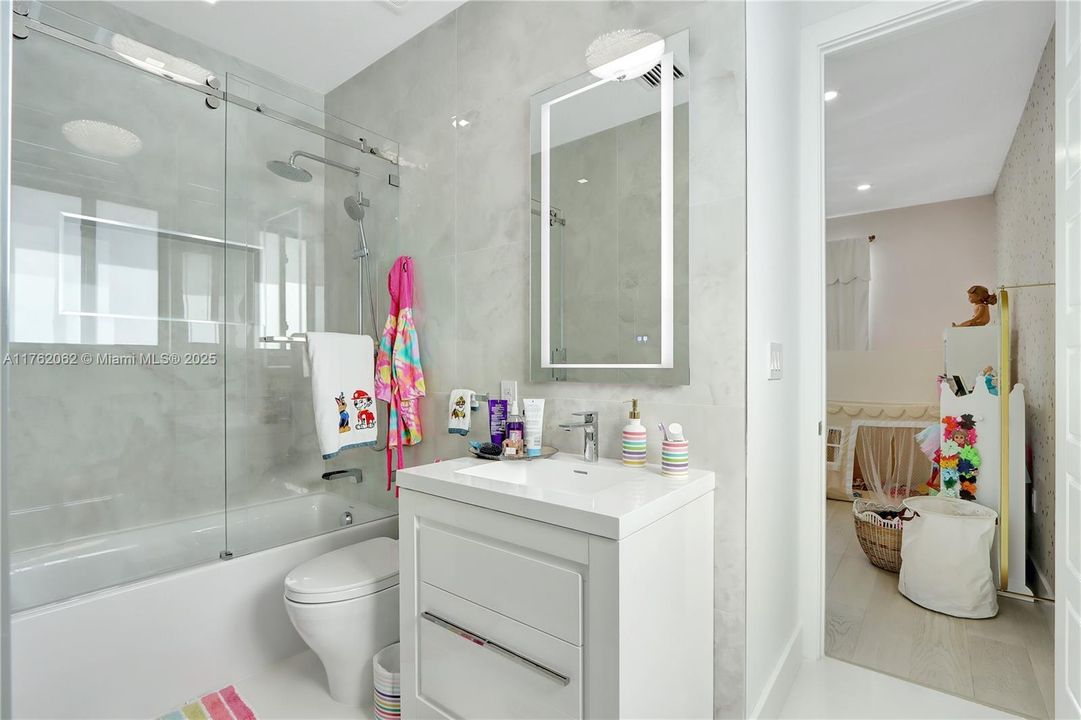 Recently Sold: $1,299,000 (5 beds, 5 baths, 3441 Square Feet)