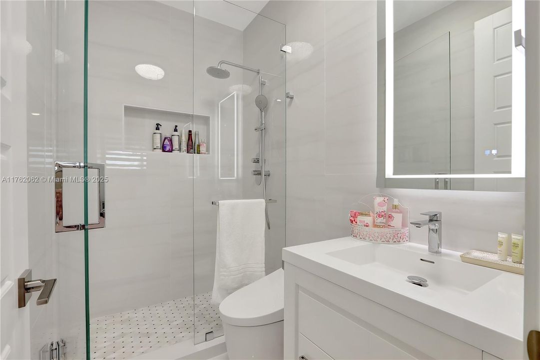 Recently Sold: $1,299,000 (5 beds, 5 baths, 3441 Square Feet)