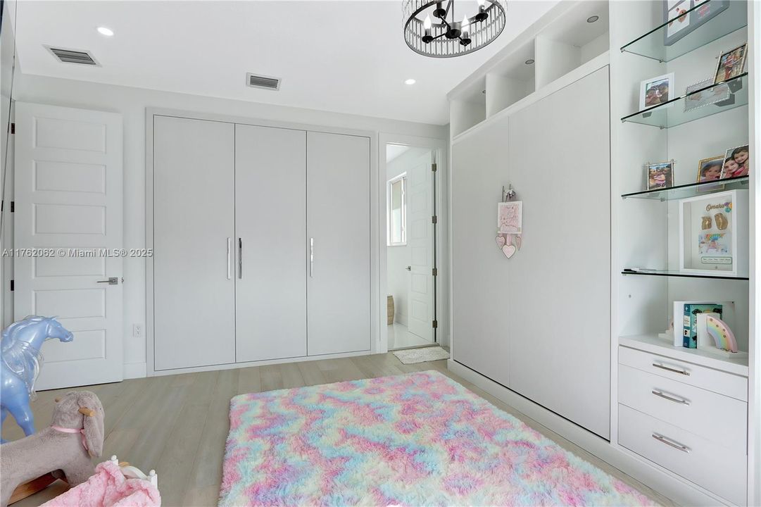 Recently Sold: $1,299,000 (5 beds, 5 baths, 3441 Square Feet)