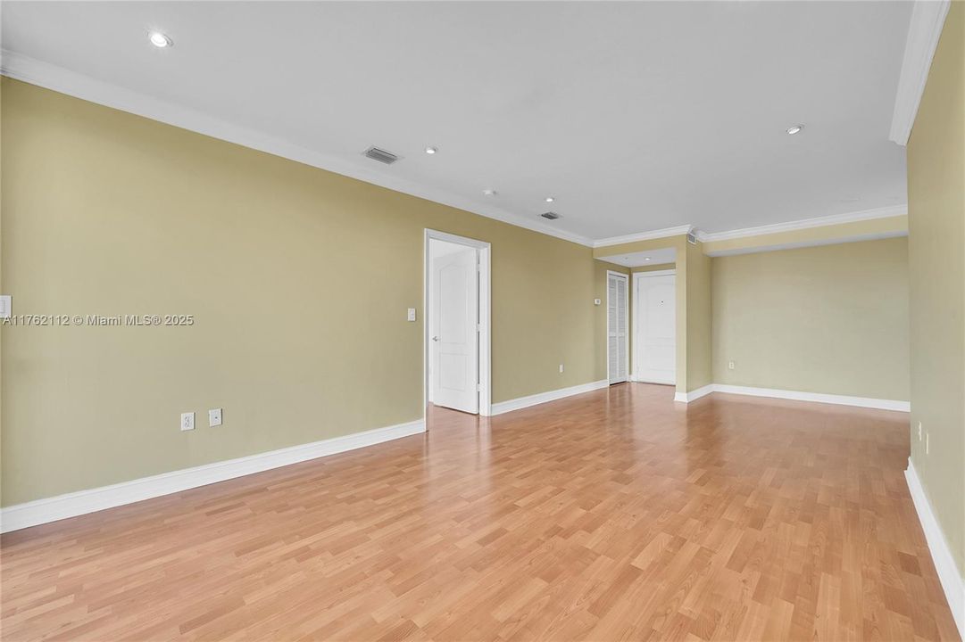 Недавно продано: $474,500 (2 спален, 2 ванн, 1100 Квадратных фут)