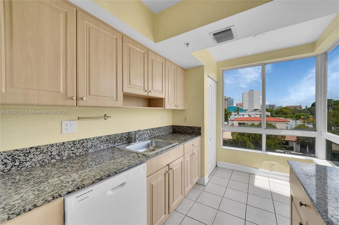 Недавно продано: $474,500 (2 спален, 2 ванн, 1100 Квадратных фут)