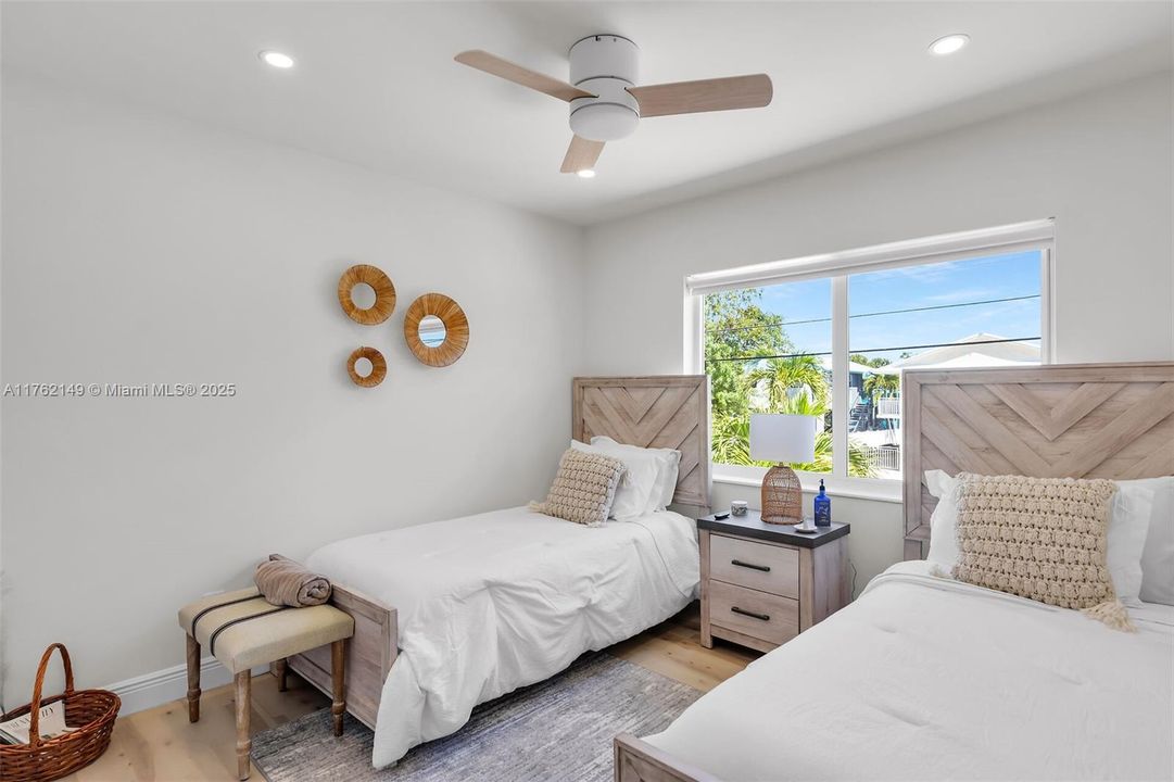 Recently Sold: $1,375,000 (3 beds, 2 baths, 1224 Square Feet)
