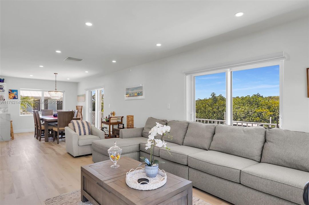 Recently Sold: $1,375,000 (3 beds, 2 baths, 1224 Square Feet)