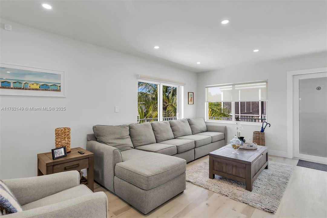 Recently Sold: $1,375,000 (3 beds, 2 baths, 1224 Square Feet)