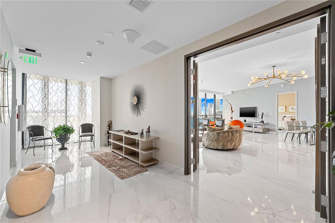 最近售出: $2,898,000 (2 贝兹, 2 浴室, 2396 平方英尺)