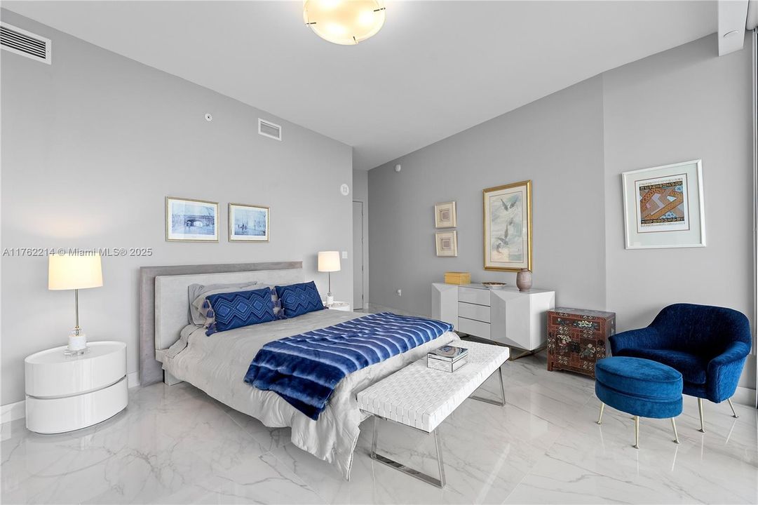 最近售出: $2,898,000 (2 贝兹, 2 浴室, 2396 平方英尺)