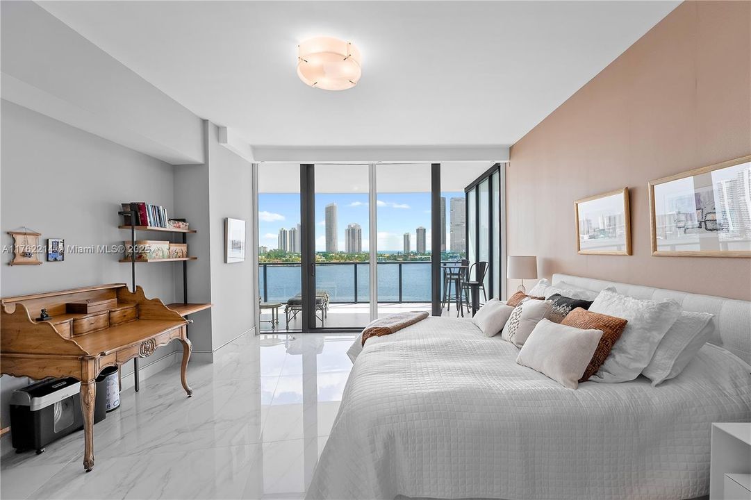 最近售出: $2,898,000 (2 贝兹, 2 浴室, 2396 平方英尺)