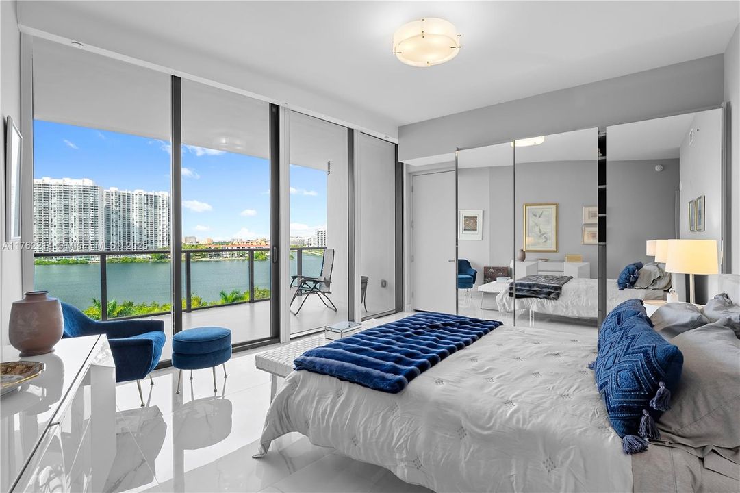 最近售出: $2,898,000 (2 贝兹, 2 浴室, 2396 平方英尺)