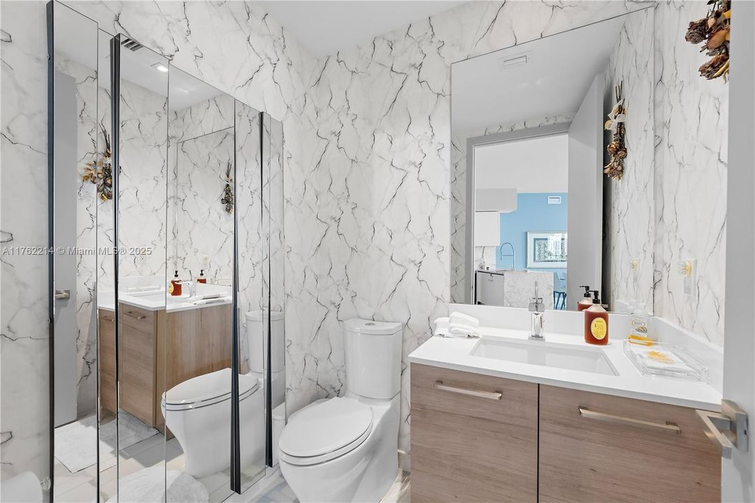 最近售出: $2,898,000 (2 贝兹, 2 浴室, 2396 平方英尺)