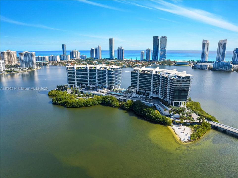 最近售出: $2,898,000 (2 贝兹, 2 浴室, 2396 平方英尺)