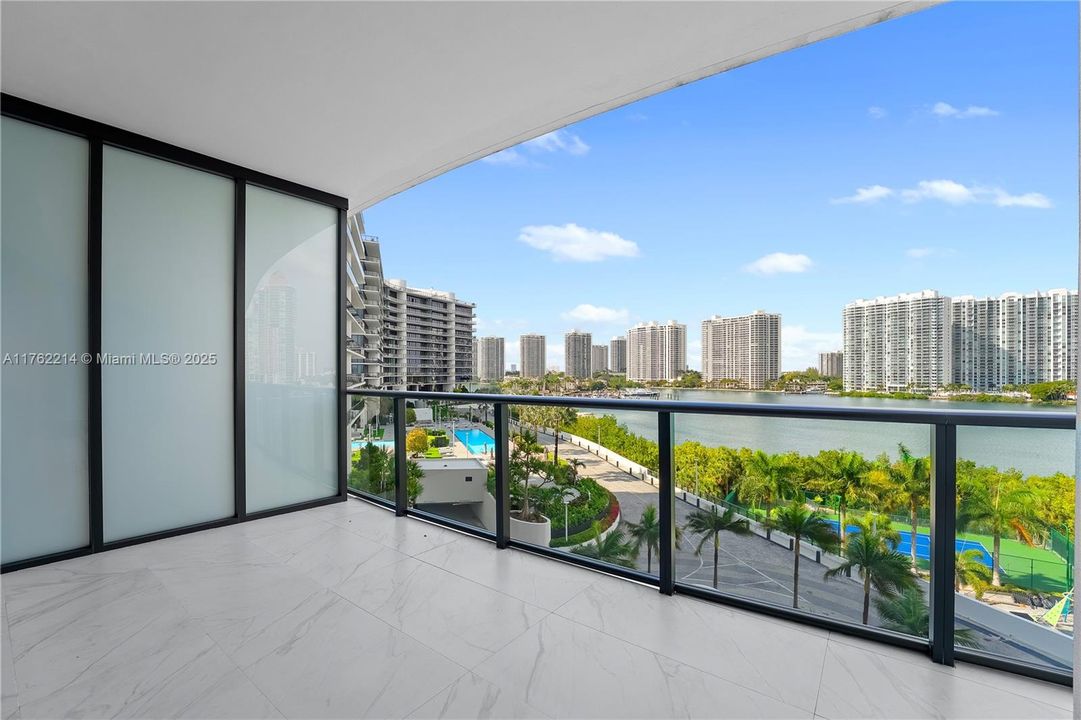 最近售出: $2,898,000 (2 贝兹, 2 浴室, 2396 平方英尺)