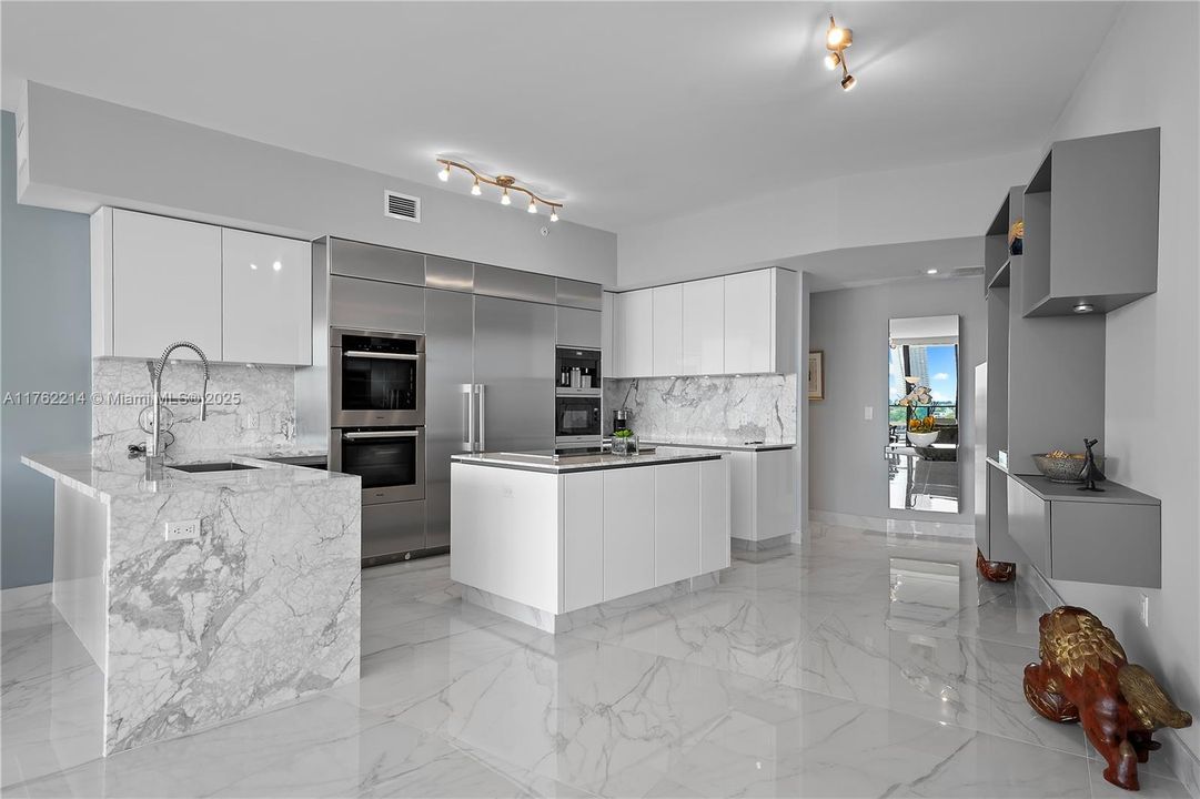 最近售出: $2,898,000 (2 贝兹, 2 浴室, 2396 平方英尺)