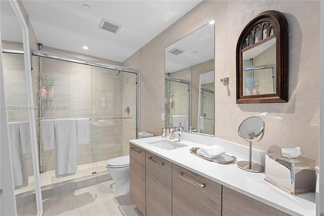 最近售出: $2,898,000 (2 贝兹, 2 浴室, 2396 平方英尺)