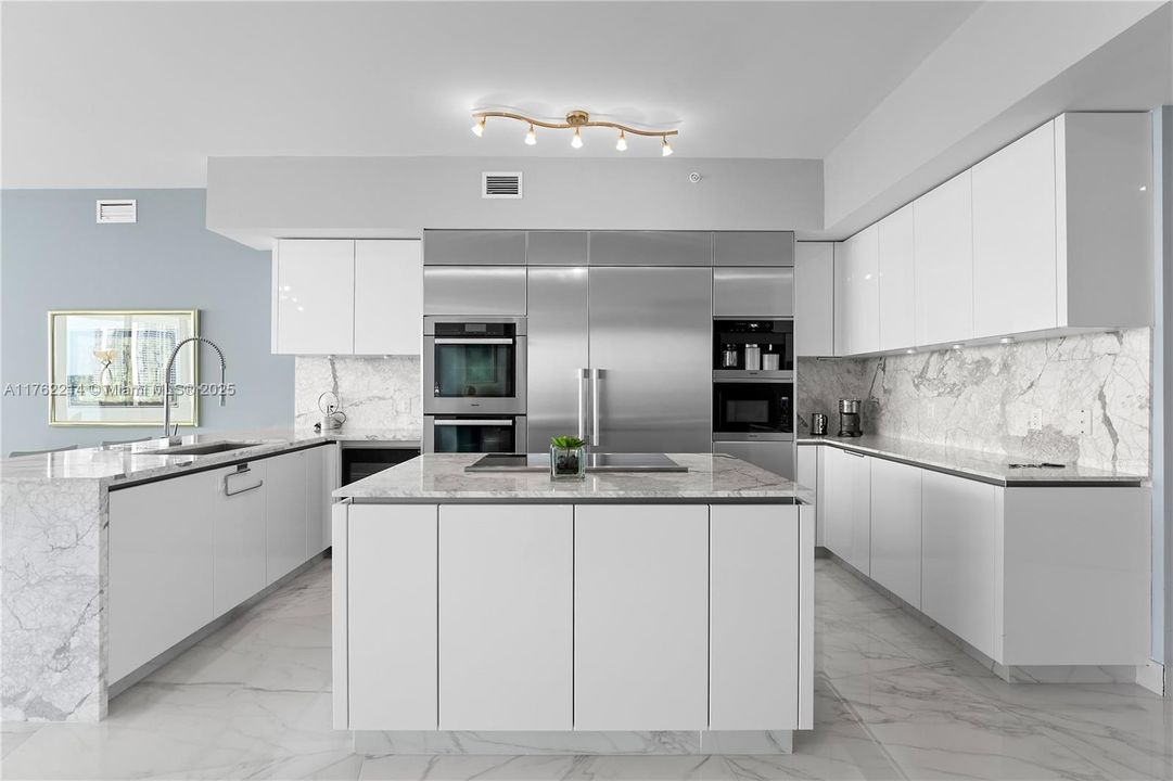 最近售出: $2,898,000 (2 贝兹, 2 浴室, 2396 平方英尺)