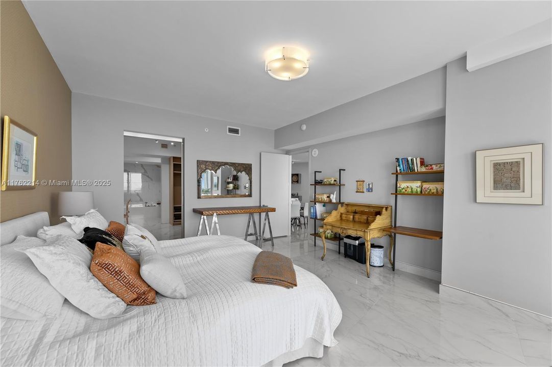 最近售出: $2,898,000 (2 贝兹, 2 浴室, 2396 平方英尺)