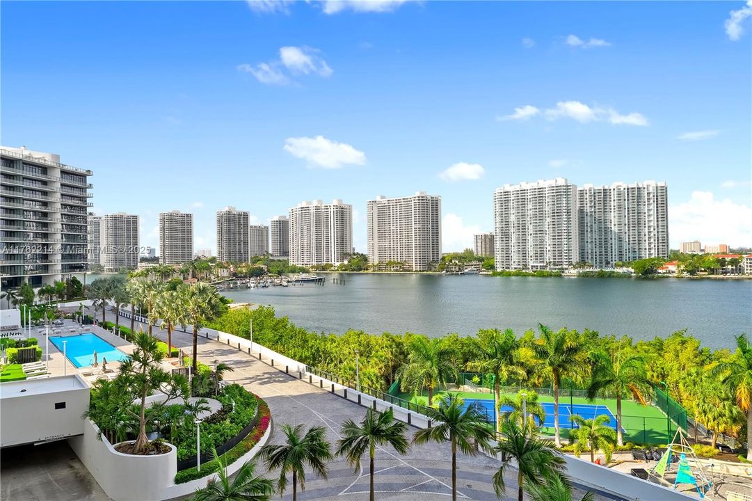 最近售出: $2,898,000 (2 贝兹, 2 浴室, 2396 平方英尺)