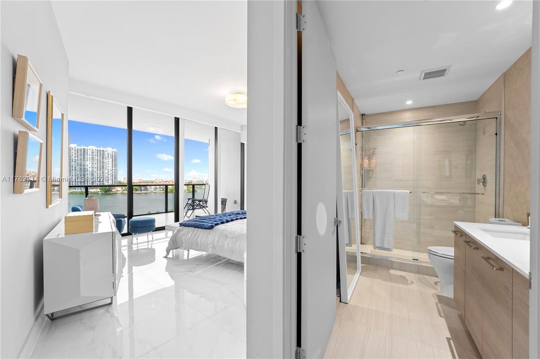 最近售出: $2,898,000 (2 贝兹, 2 浴室, 2396 平方英尺)