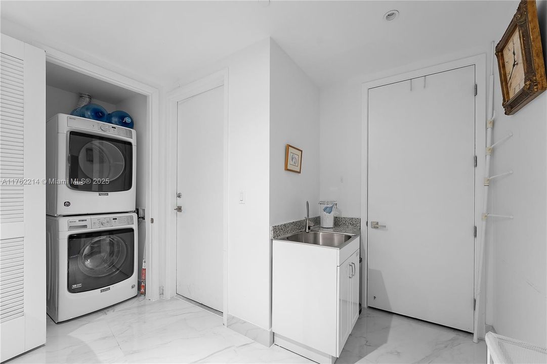 最近售出: $2,898,000 (2 贝兹, 2 浴室, 2396 平方英尺)