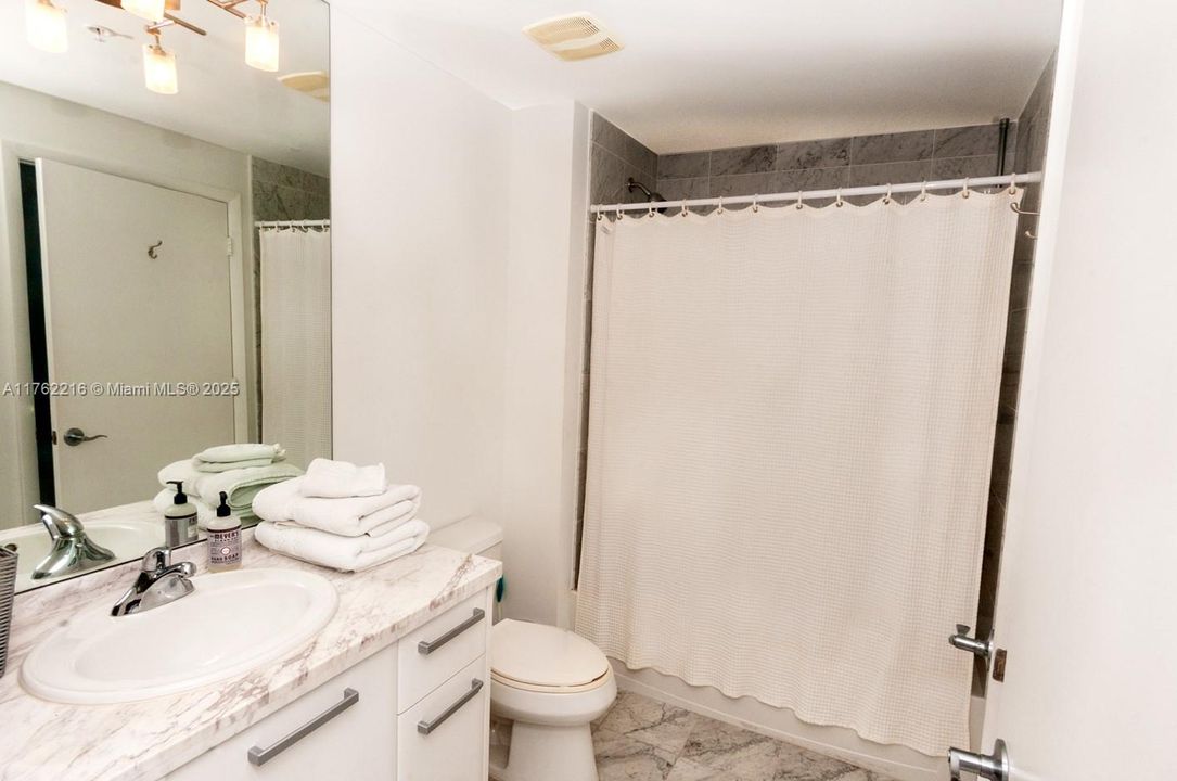 Недавно арендовано: $3,950 (2 спален, 2 ванн, 1293 Квадратных фут)