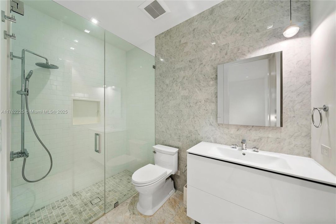 待售: $23,500,000 (6 贝兹, 6 浴室, 8031 平方英尺)