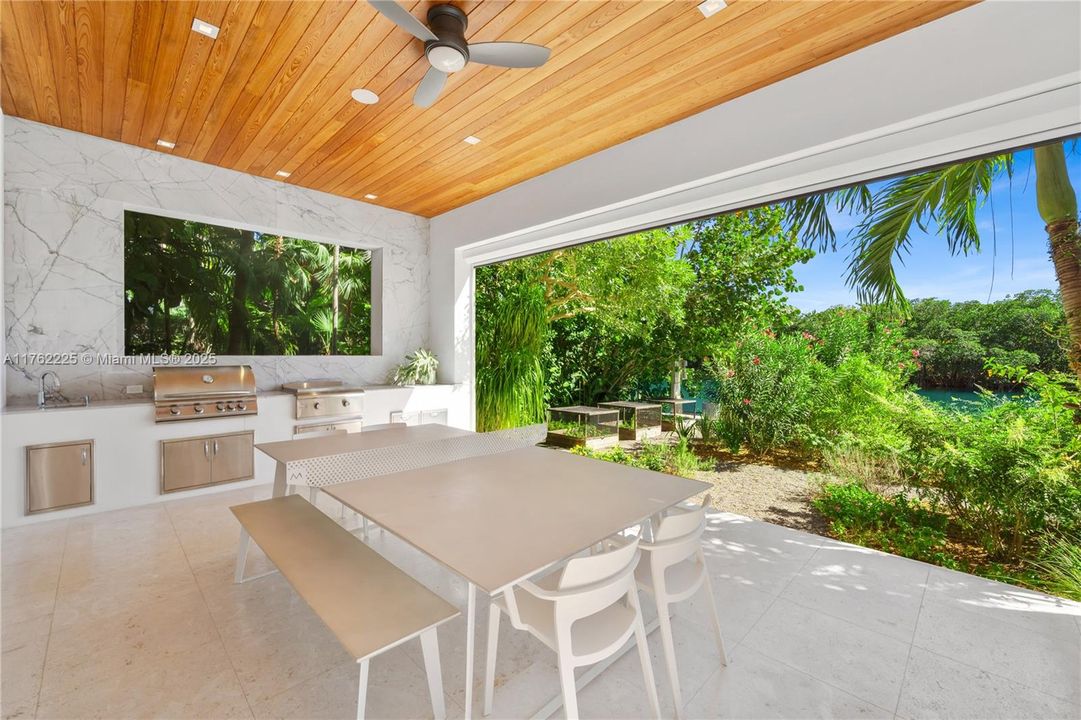 待售: $23,500,000 (6 贝兹, 6 浴室, 8031 平方英尺)