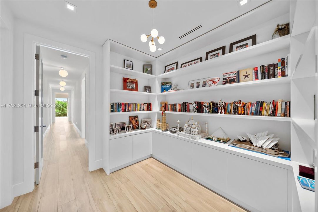 待售: $23,500,000 (6 贝兹, 6 浴室, 8031 平方英尺)