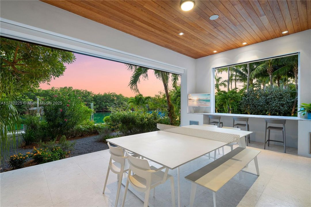 待售: $23,500,000 (6 贝兹, 6 浴室, 8031 平方英尺)