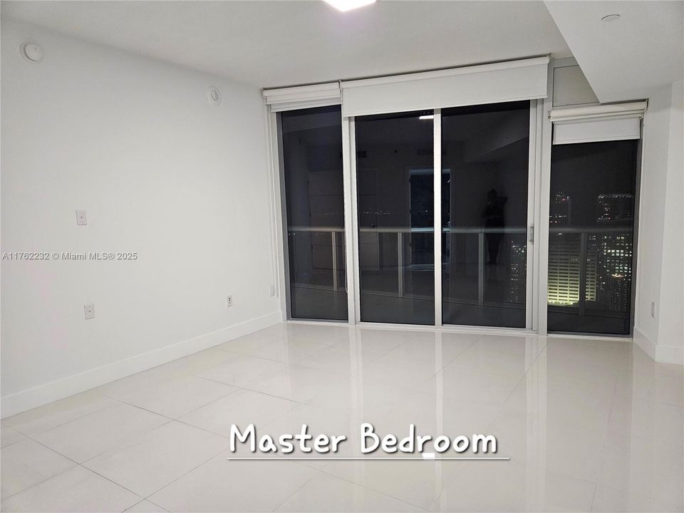 Oversize Master Bedroom with water & City View