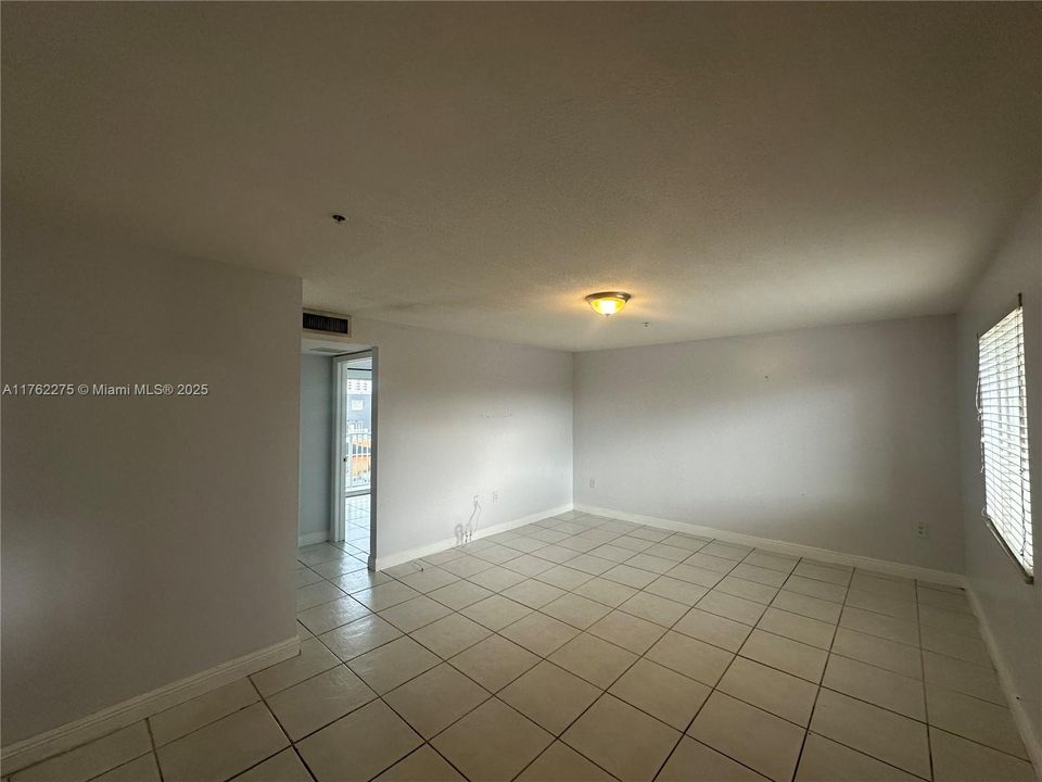 Recently Rented: $2,250 (2 beds, 1 baths, 774 Square Feet)